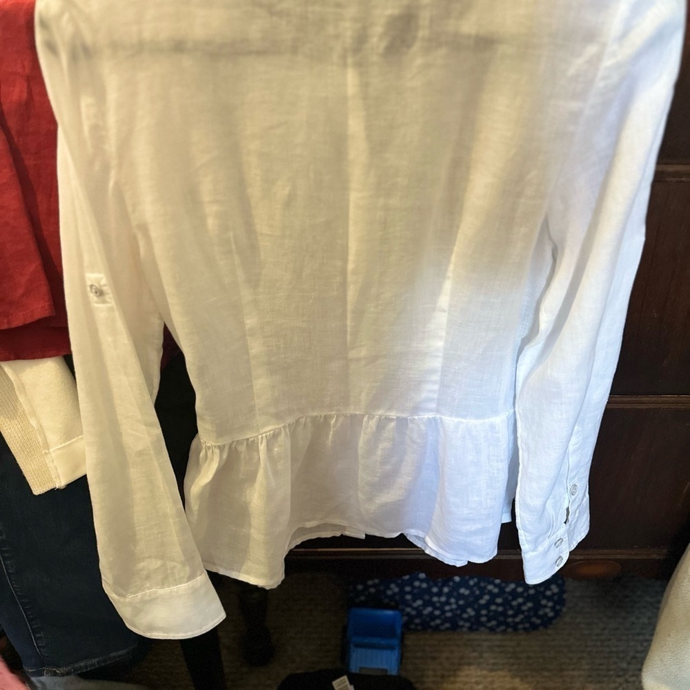 Vineyard vines 100% linen button down size 0. - Picture 4 of 7
